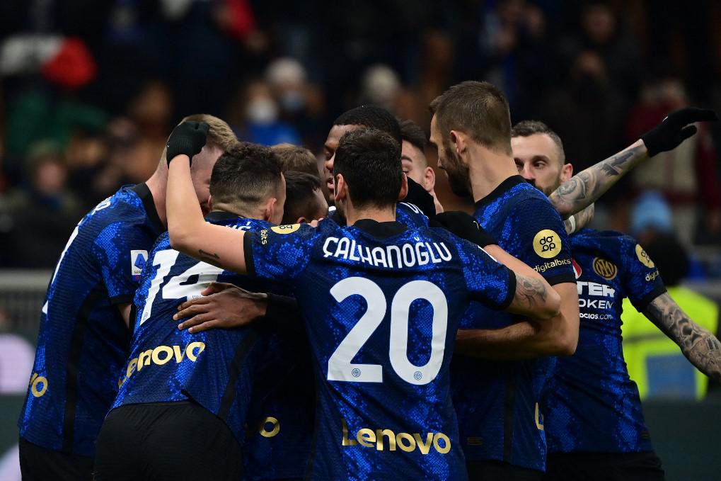 Inter-Cagliari 4-0, poker e nerazzurri primi in classifica
