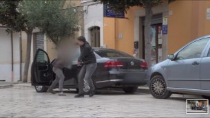 Inviato di 'Mi manda RaiTre' preso a bastonate