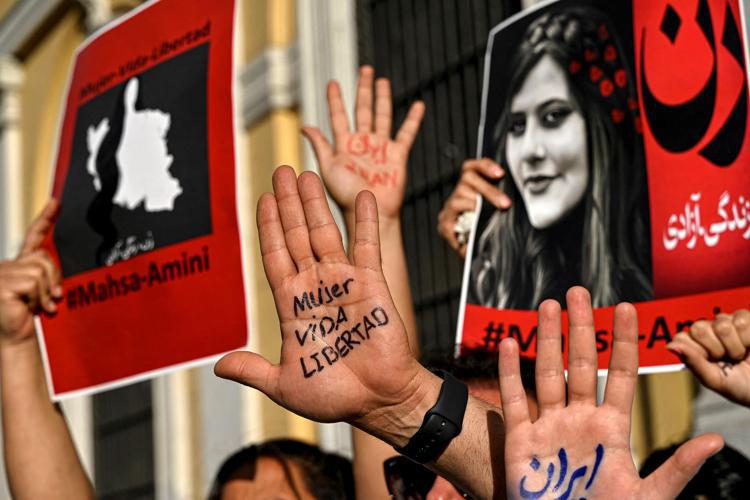 Iran, 16enne in coma dopo pestaggio: "Era senza velo"
