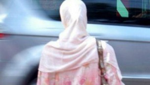 Iran, 2 donne aggredite e arrestate perché non indossavano l'hijab - Video