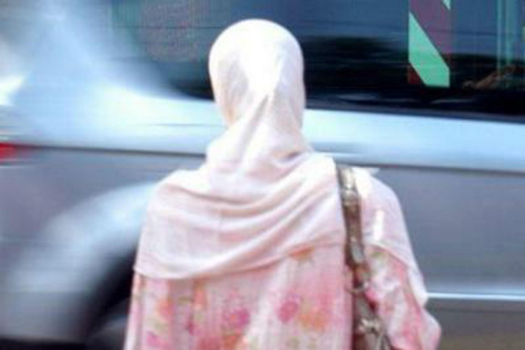 Iran, 2 donne aggredite e arrestate perché non indossavano l'hijab - Video