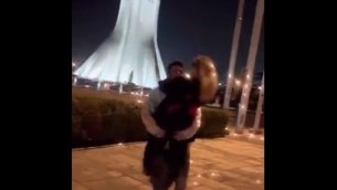 Iran, ballano in strada: coppia condannata a 10 anni - Video