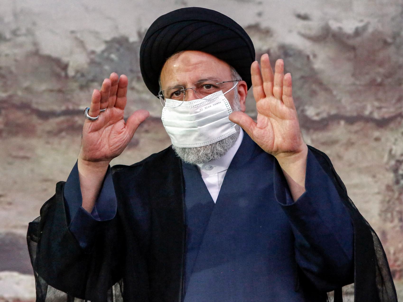 Iran, primi risultati presidenziali: "Raisi in testa con 17,8 milioni di voti"