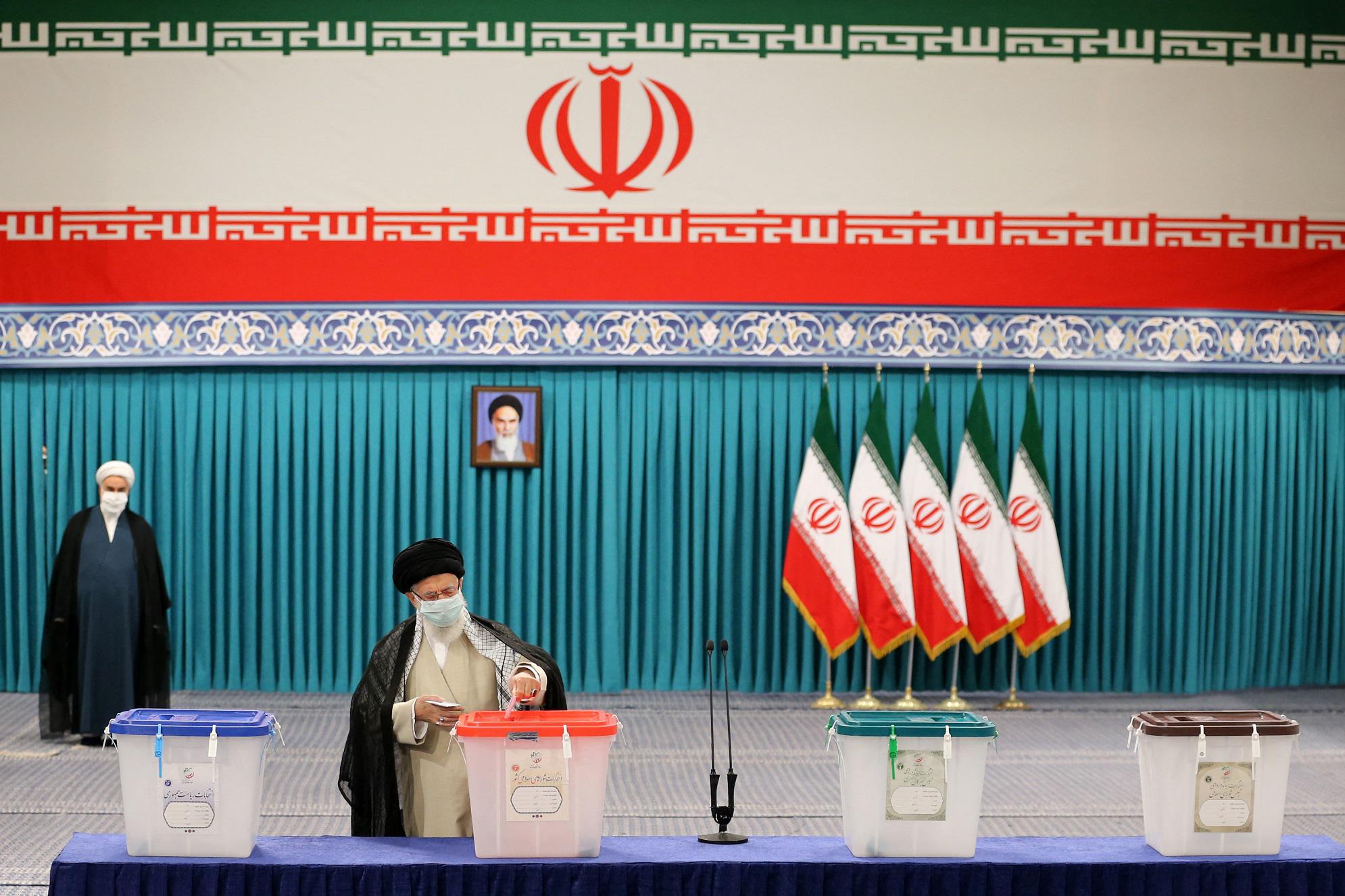 Iran, seggi aperti per le presidenziali: Khamenei vota a Teheran