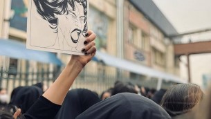 Iran, stretta su hijab: fino a 15 anni di carcere per le donne che non lo indossano