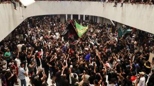 Iraq, manifestanti prendono d'assalto il Parlamento