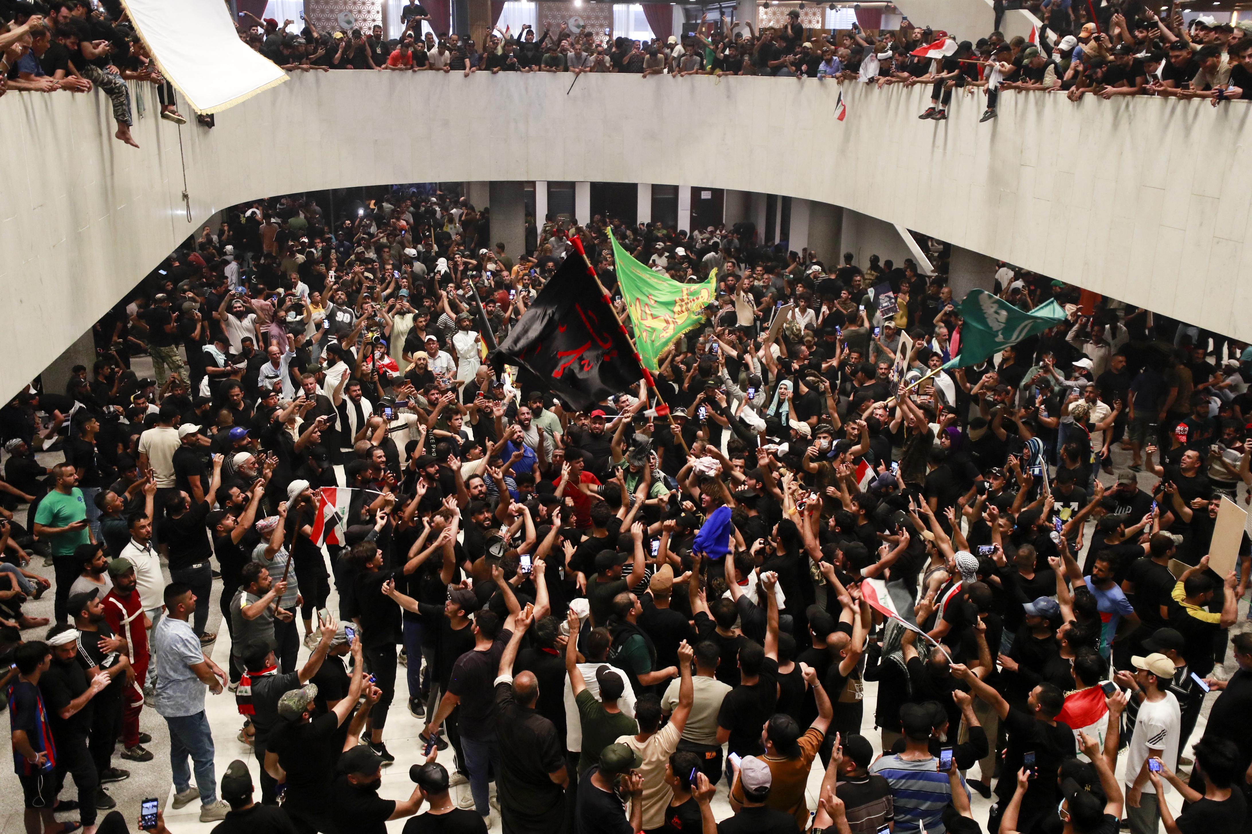 Iraq, manifestanti prendono d'assalto il Parlamento