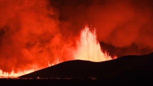 Islanda, erutta vulcano a Grindavik: evacuate migliaia di persone - Video diretta