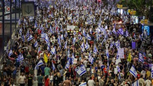 Israele, decine di migliaia in piazza contro governo Netanyahu: c'è anche Gantz
