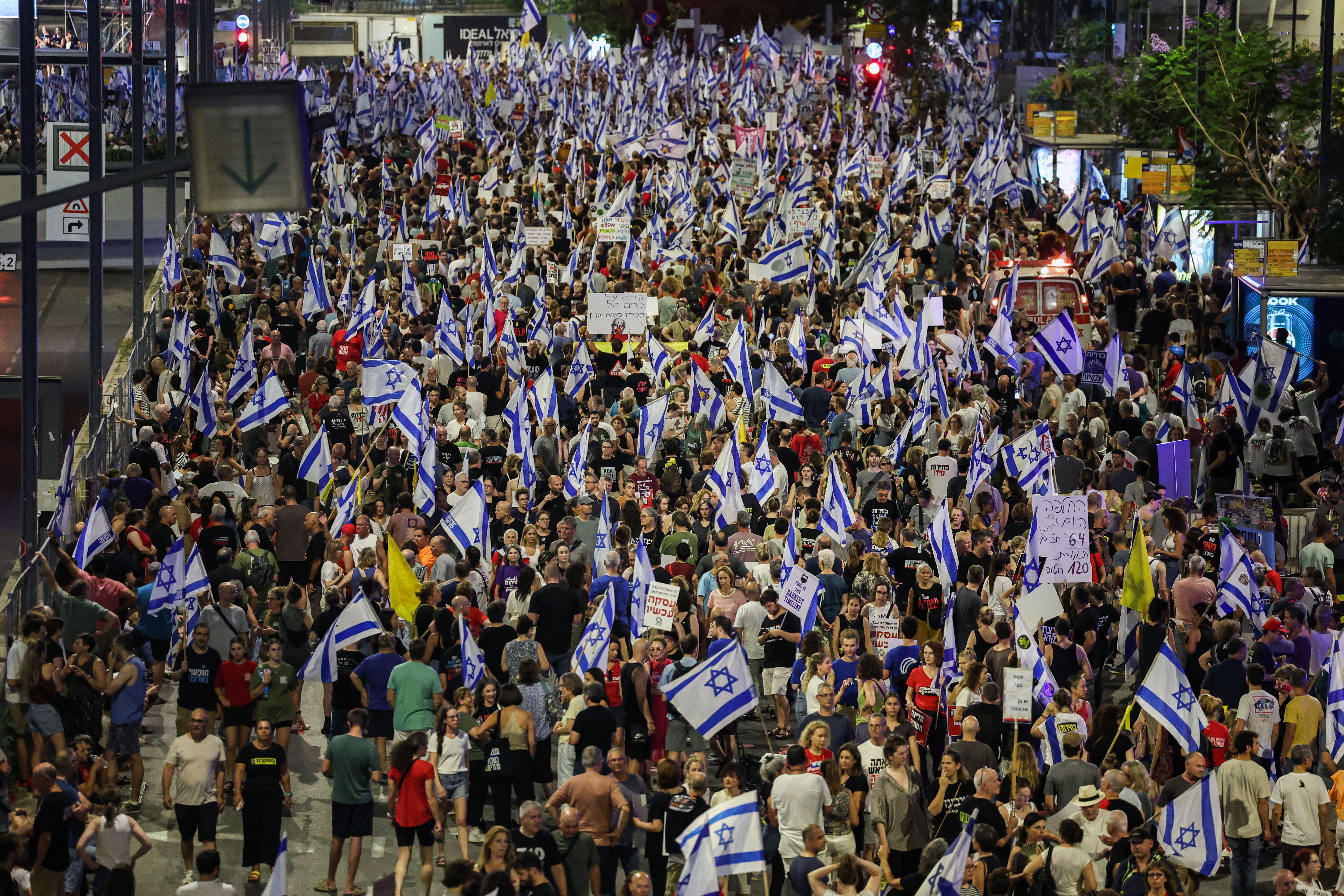 Israele, decine di migliaia in piazza contro governo Netanyahu: c'è anche Gantz