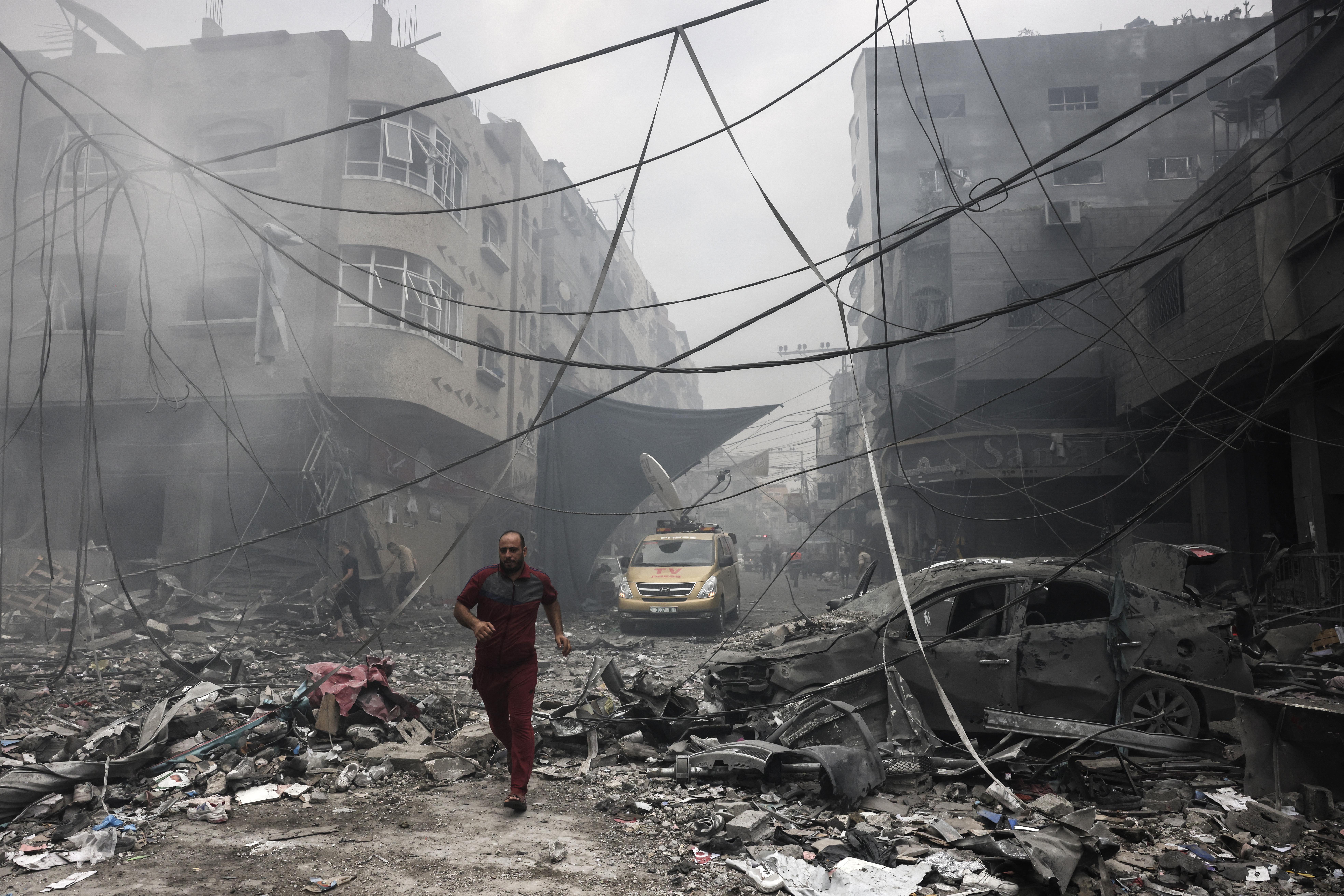 Israele-Gaza, bombardata scuola a Khan Younis: "Almeno 4 morti"