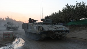 Israele: "Gaza City circondata"