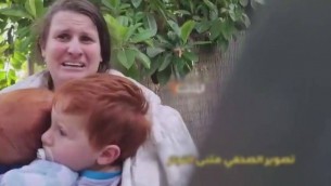 Israele, il momento del rapimento di Shiri Bibas e dei suoi bambini - Video