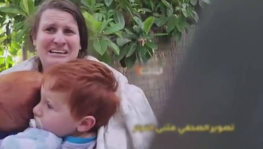 Israele, il momento del rapimento di Shiri Bibas e dei suoi bambini - Video
