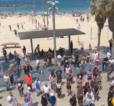 Israele-Iran, medico italiano a Tel Aviv: "Balli in spiaggia dopo notte di tensione" - Video