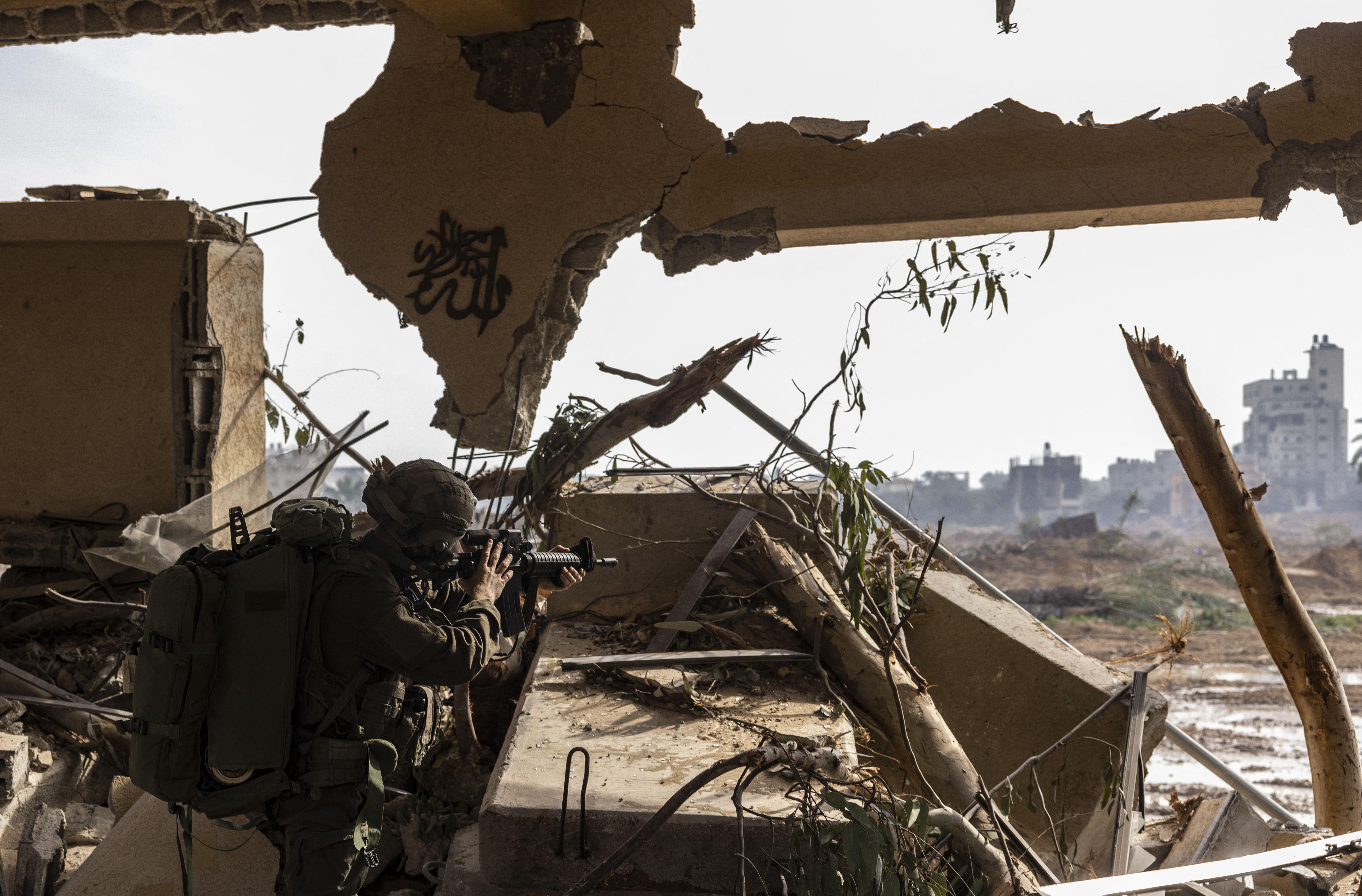 Israele, irruzione in centro comando Hamas: "Distrutto deposito armi a Khan Younis"