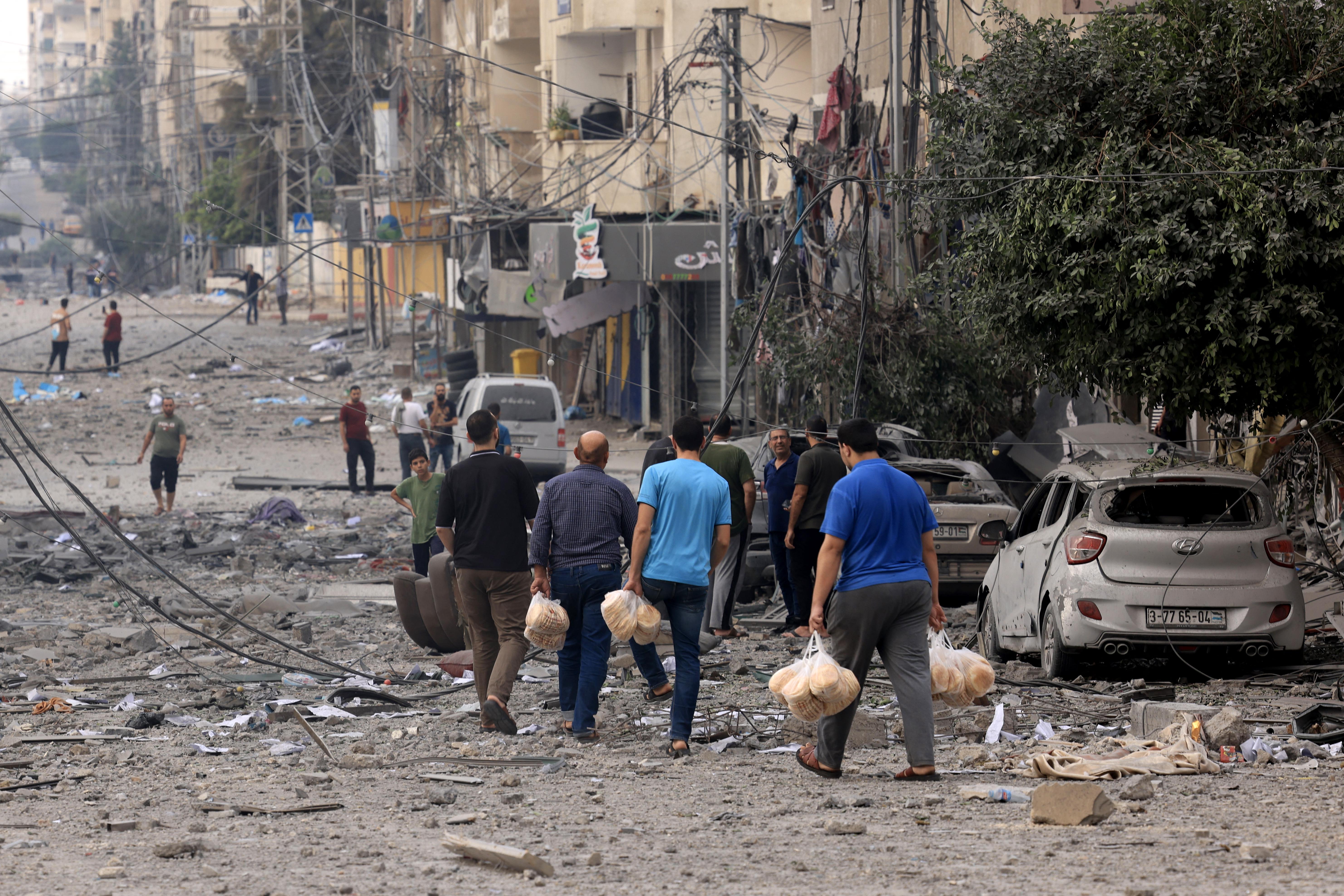 Israele, italiani dispersi dopo attacco Hamas: l'appello del figlio