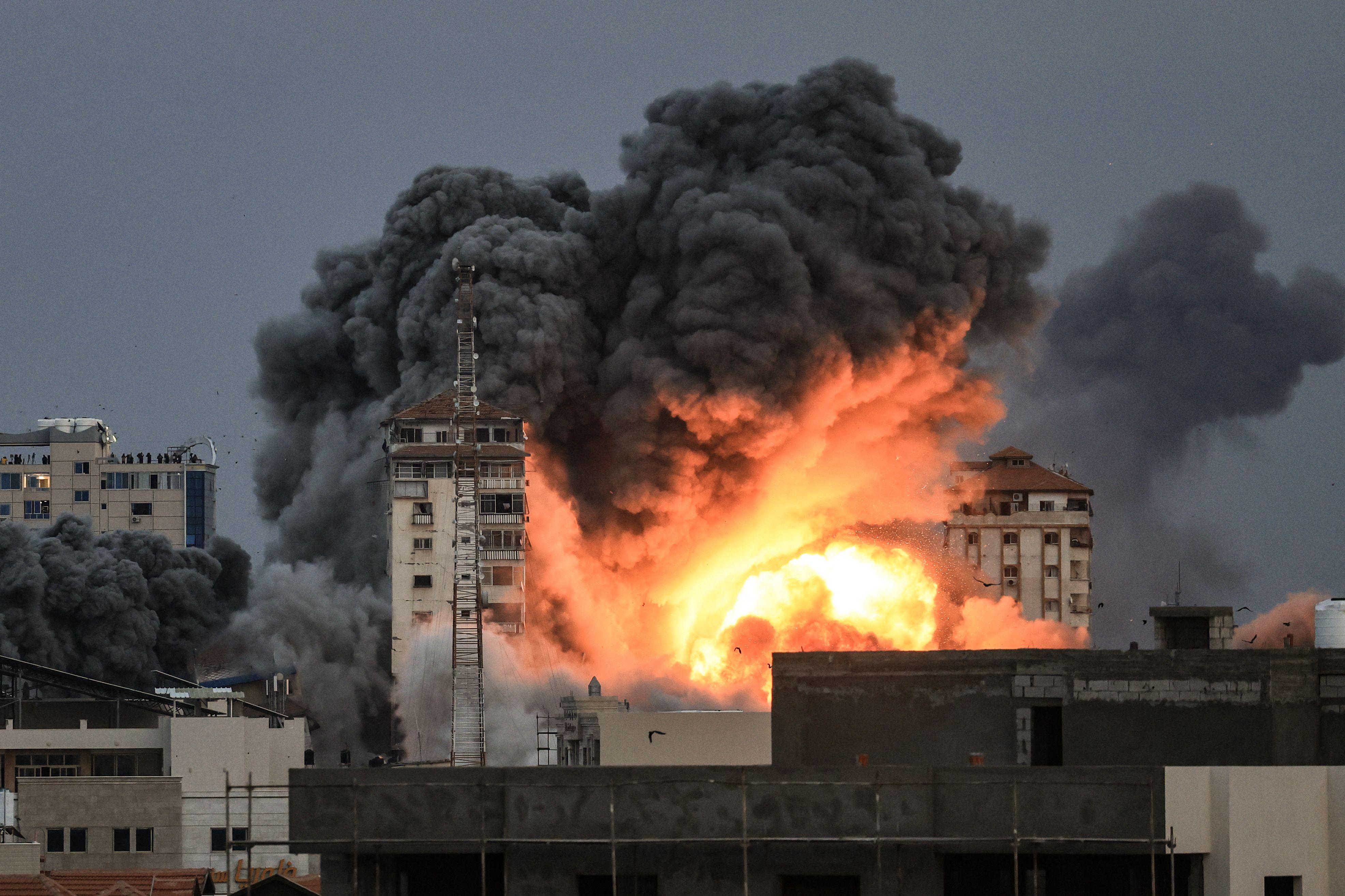 Israele, Khamenei nega ruolo Iran ma elogia "menti attacco" Hamas