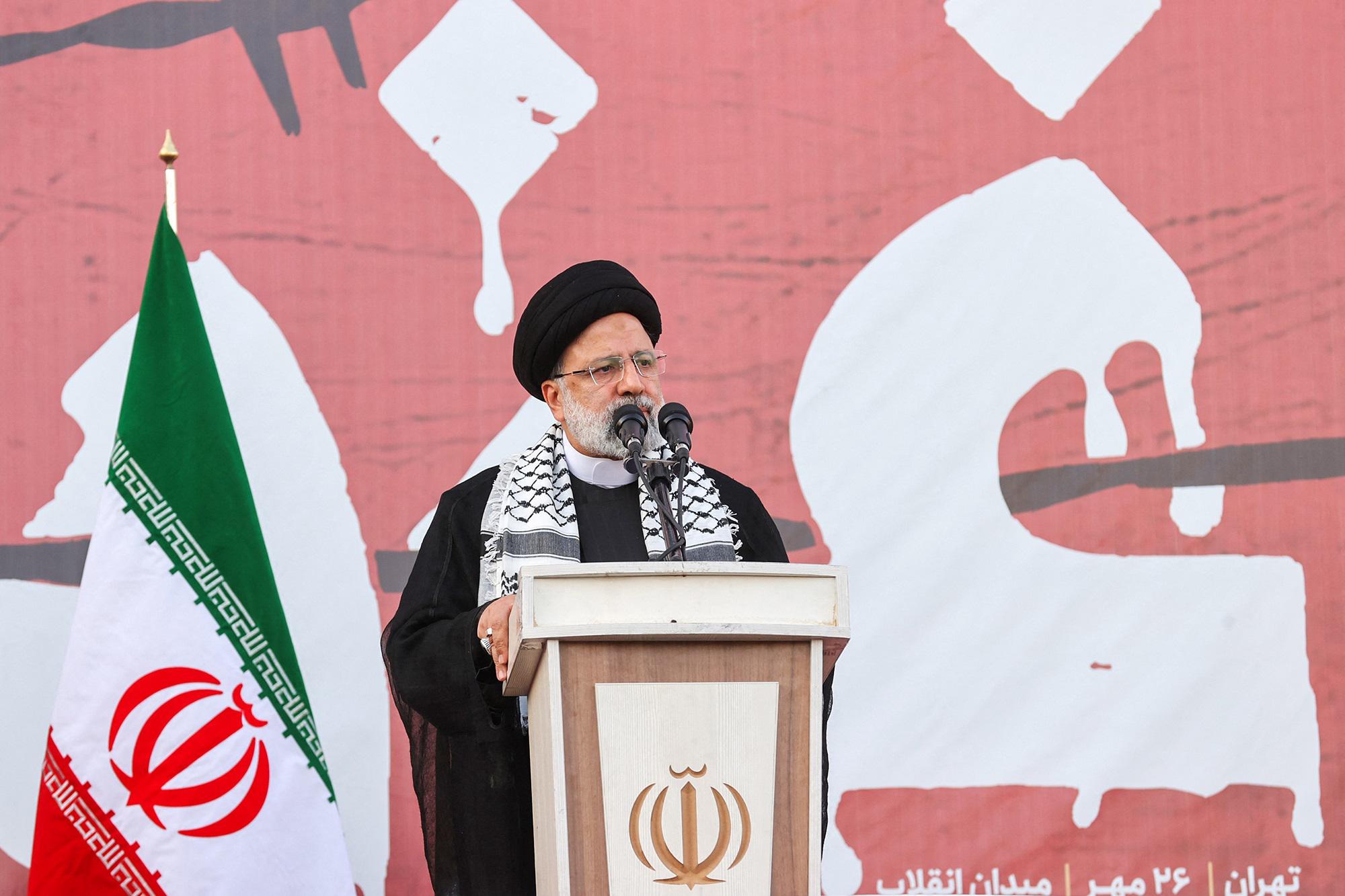 Israele, Raisi attacca: "Baciamo le mani a Hamas, Usa in guerra contro Gaza"