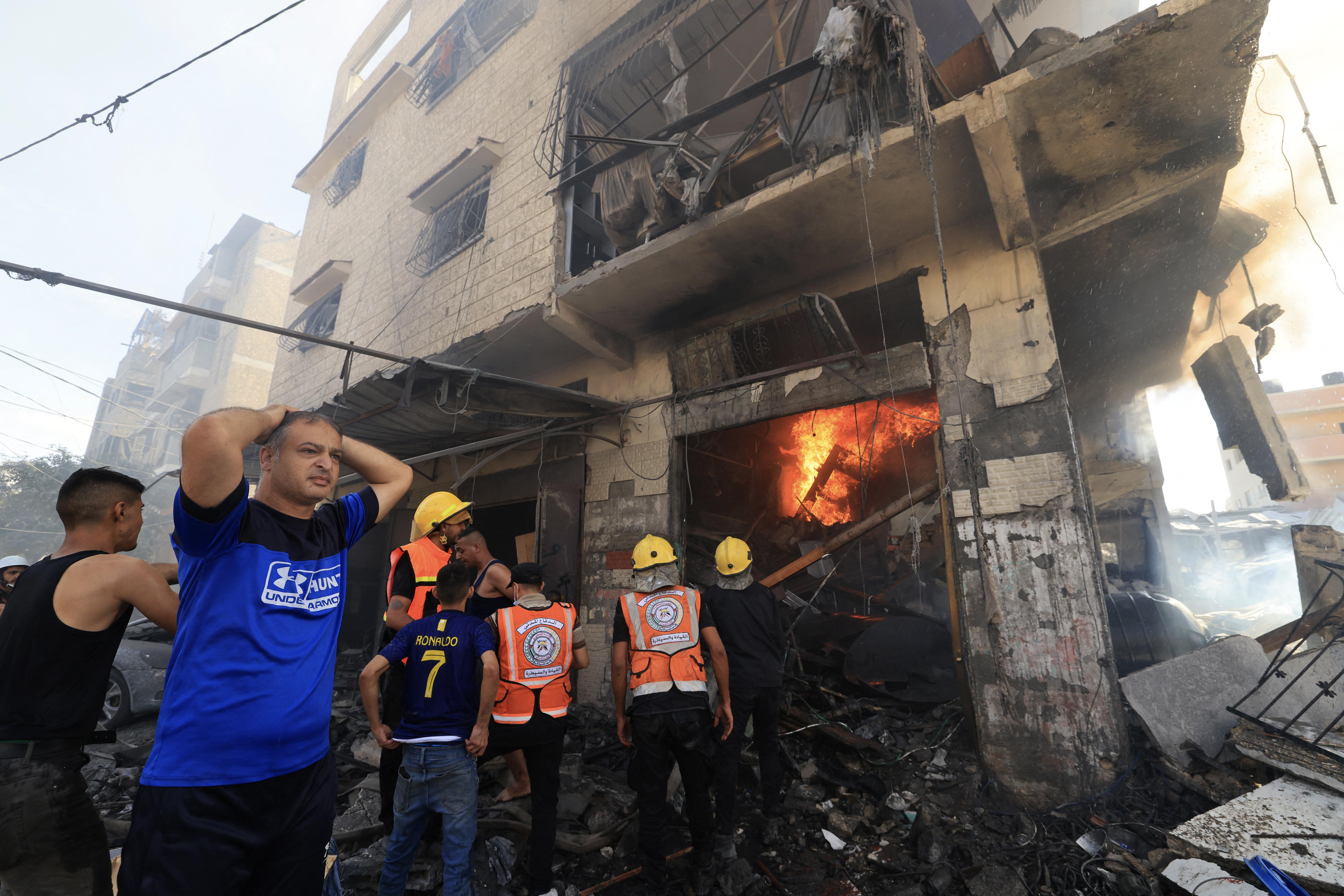 Israele: "Stiamo colpendo tutta la Striscia di Gaza"