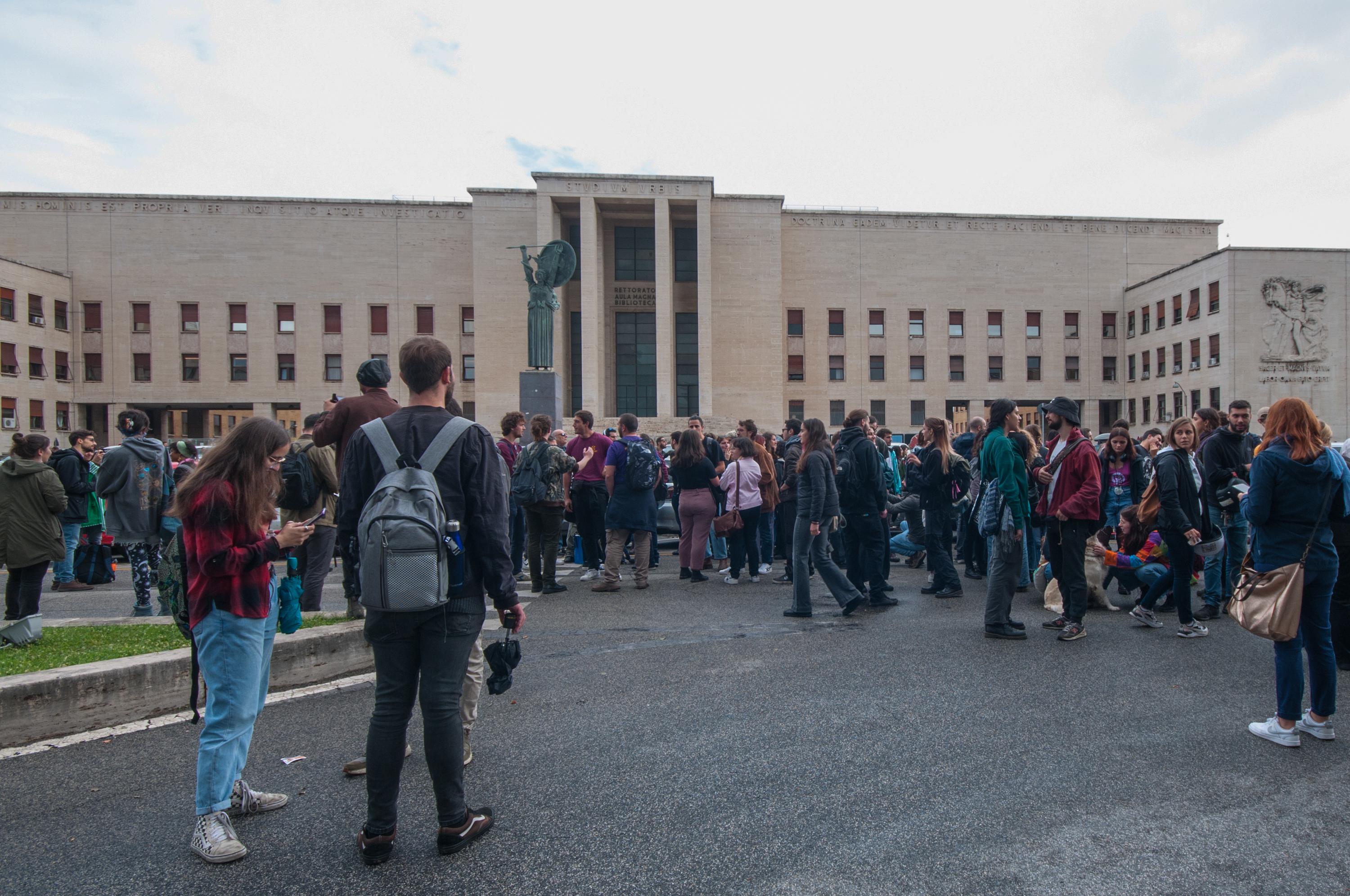 Israele, studenti Sapienza: "Folle dire che chi sostiene palestinesi è amico dei terroristi"