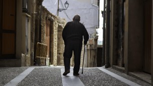 Istat, Italia vecchia e longeva: ancora in calo le nascite ma è record di centenari