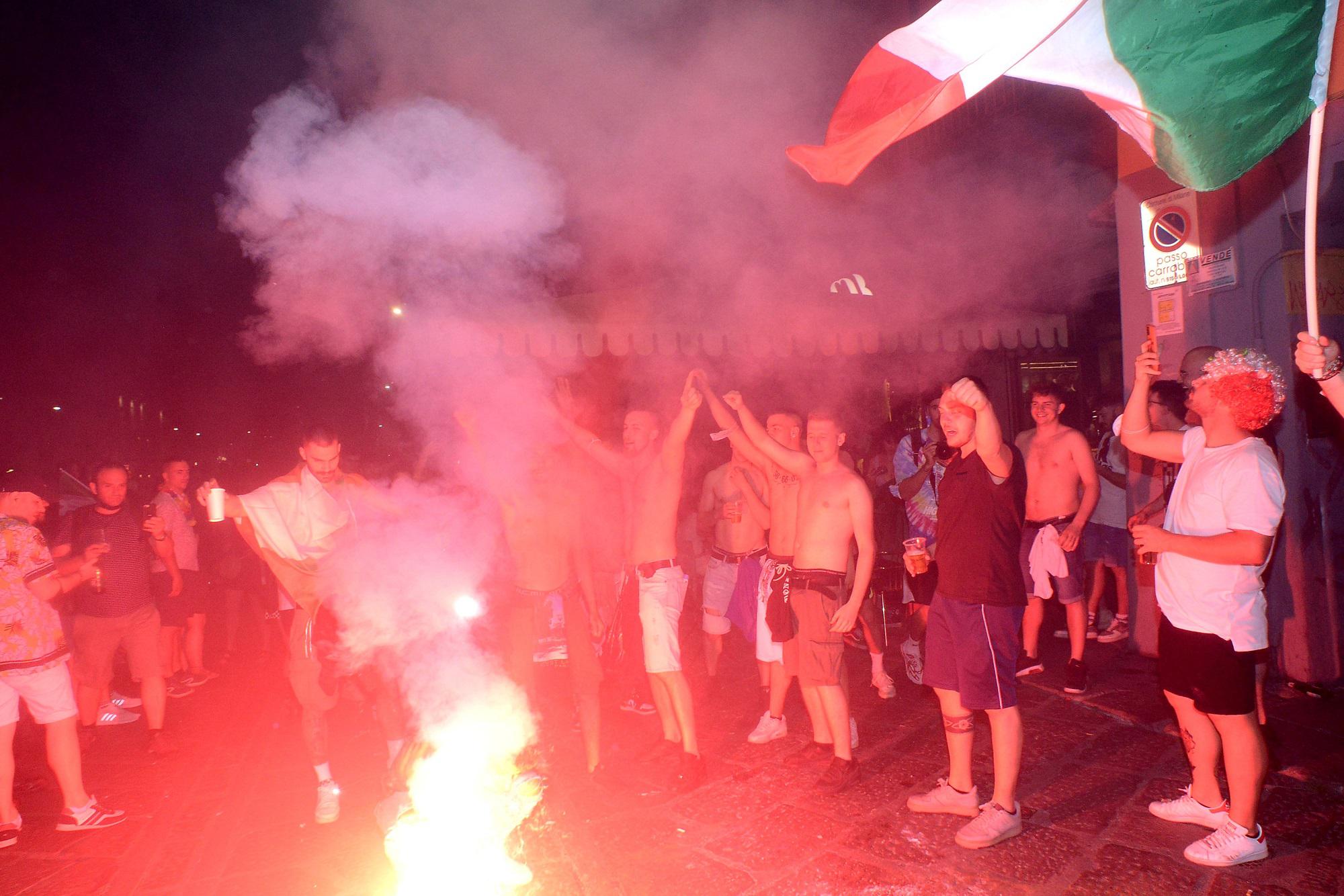 Italia campione d'Europa, caroselli e fuochi d'artificio a Milano