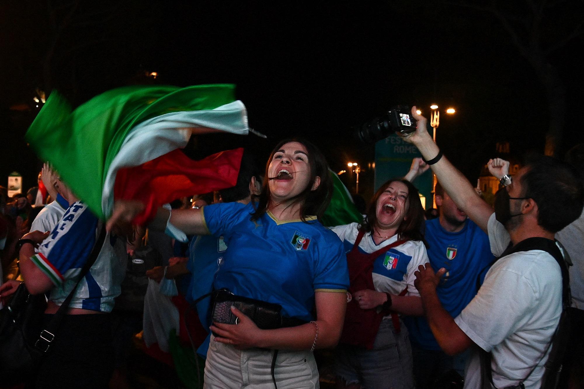 Italia campione d'Europa, esplode la festa a piazza del Popolo