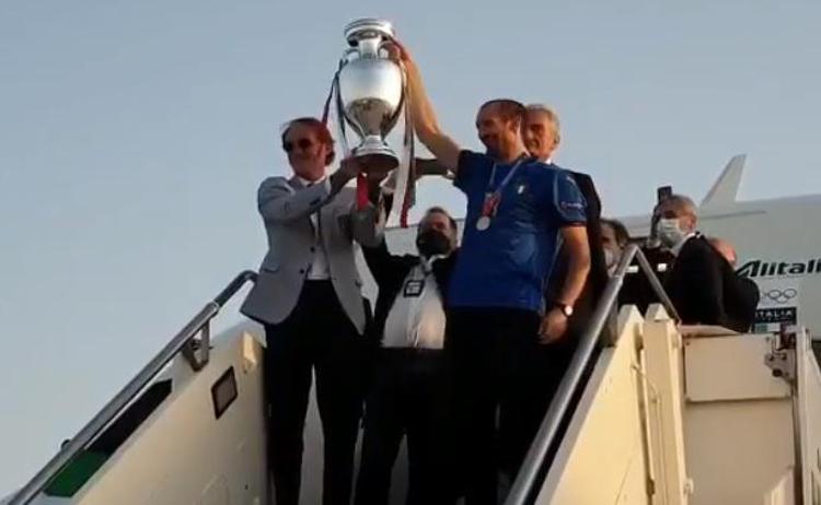 Italia campione d'Europa, l'arrivo a Fiumicino - Video