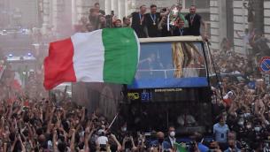 Italia e bus scoperto, cartellino giallo: "Contagi aumenteranno"