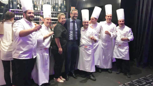 Al centro il console italiano Arturo Arcano insieme allo chef Sandro Isabella e al suo staff