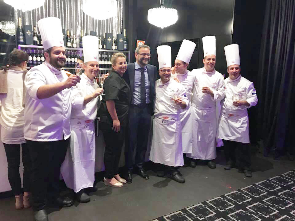 Al centro il console italiano Arturo Arcano insieme allo chef Sandro Isabella e al suo staff