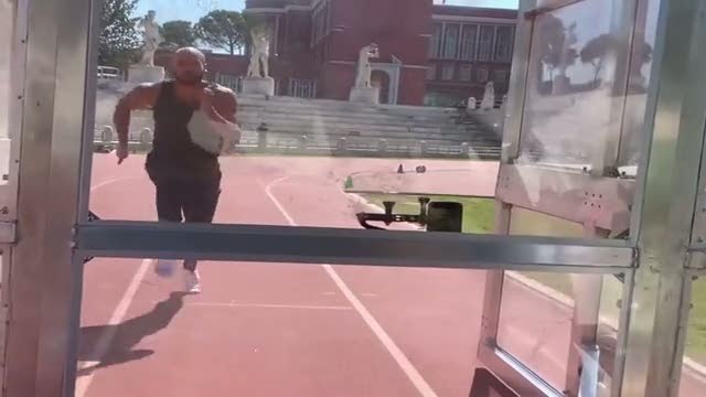 Jacobs corre veloce come un'auto, l'allenamento - video