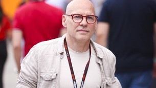 Jacques Villeneuve resta chiuso in bagno a Malpensa e sfonda la porta