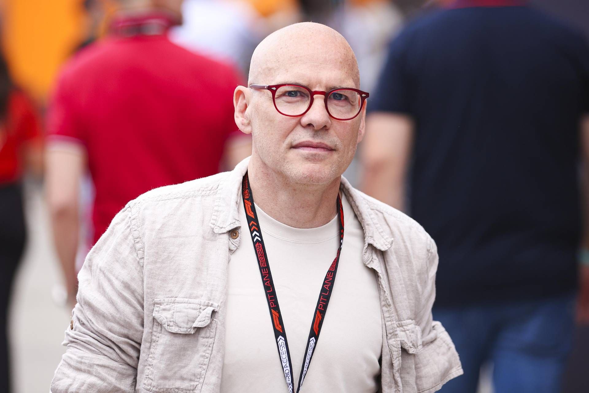 Jacques Villeneuve resta chiuso in bagno a Malpensa e sfonda la porta