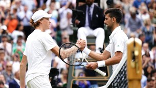 Jannik Sinner contro Novak Djokovic a Wimbledon, oggi la semifinale