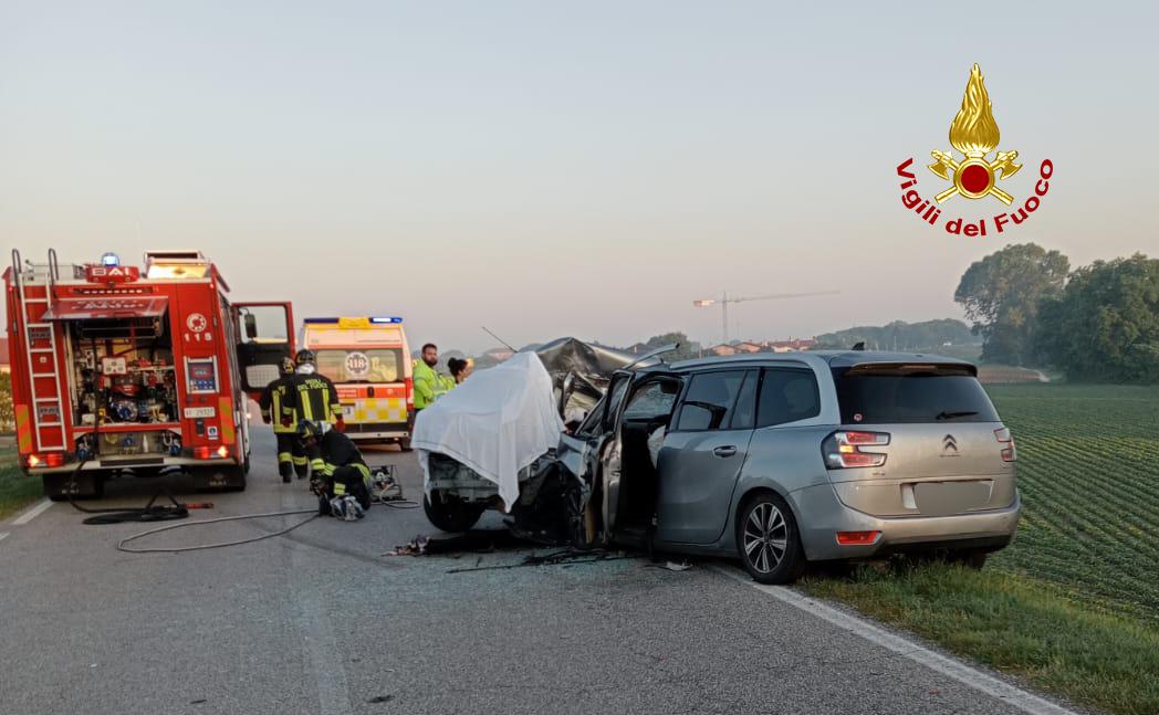 Jesolo, incidente frontale tra due auto: morti due giovani