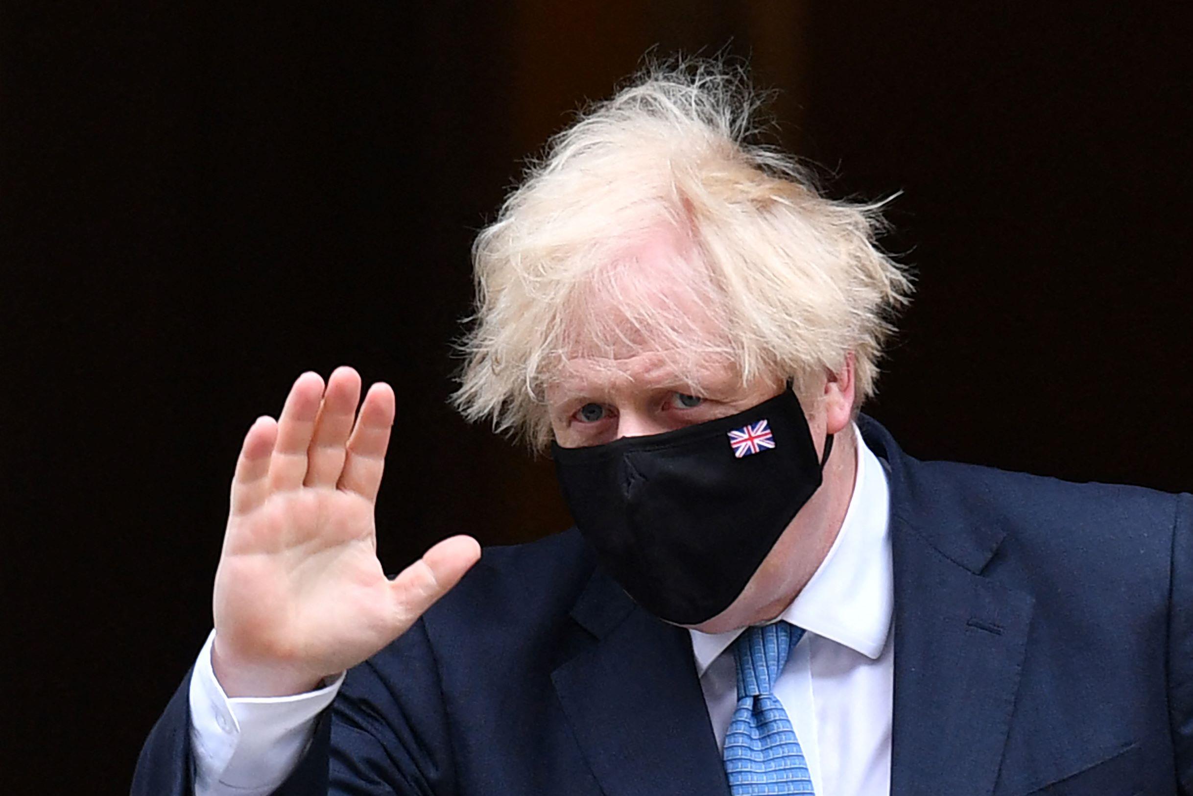 Johnson, dietrofront dopo polemiche: farà quarantena covid