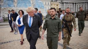 Johnson si dimette e chiama Zelensky: "Eroe, grazie l'amicizia"