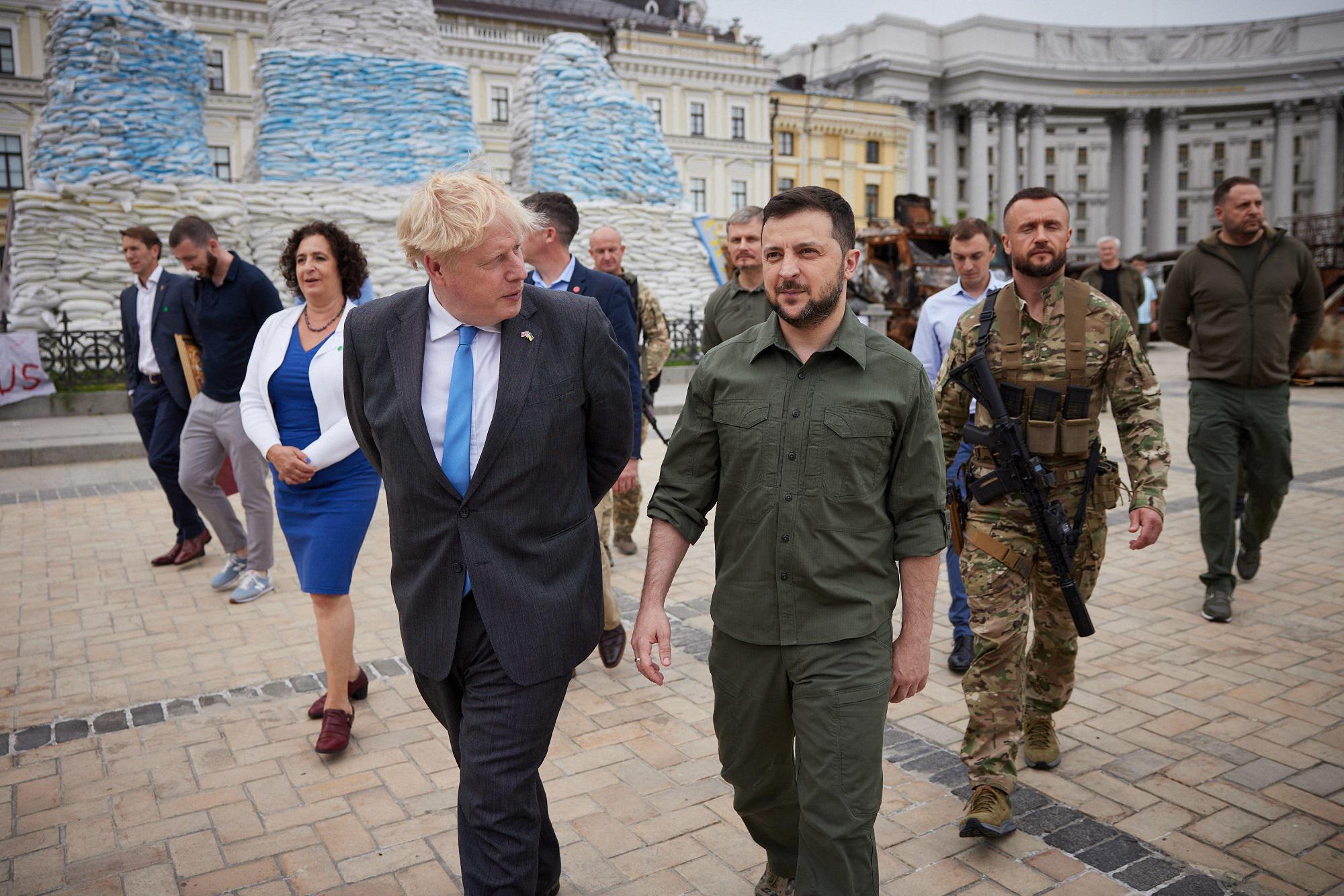Johnson si dimette e chiama Zelensky: "Eroe, grazie l'amicizia"