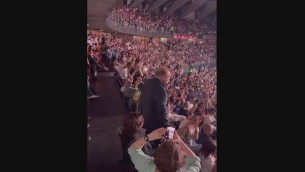 Jovanotti, ovazione per Carlo Verdone al concerto: "Lo famo strano" - Video