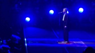 Jovanotti ricorda Papa Francesco nel concerto: "Tutto nasce per fiorire"