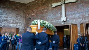 Julia Ituma, a Milano i funerali della pallavolista: commozione e lacrime