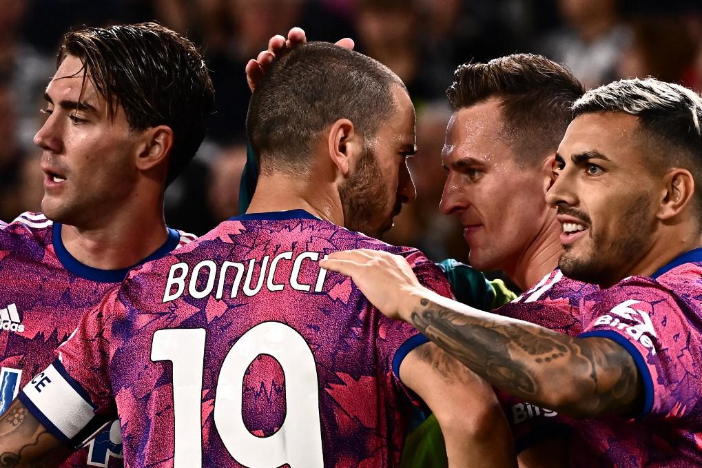Juve-Bologna 3-0: tris bianconero con Kostic, Vlahovic e Milik