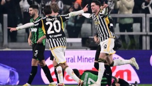 Juve-Sassuolo 3-0, doppietta di Vlahovic e gol di Chiesa: Allegri insegue l'Inter