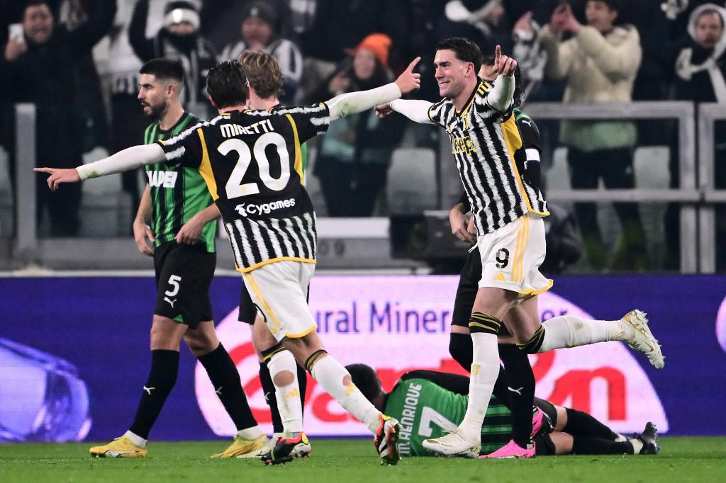 Juve-Sassuolo 3-0, doppietta di Vlahovic e gol di Chiesa: Allegri insegue l'Inter
