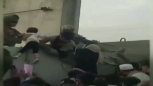 Kabul, dramma delle madri: lanciano figli oltre filo spinato per salvarli dai Talebani - Video