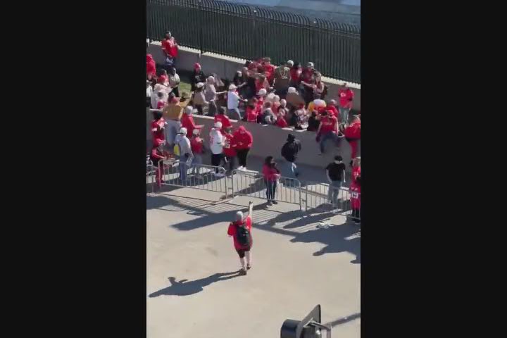 Kansas City, uomo spara alla parata del Super Bowl: tifosi lo bloccano - Video