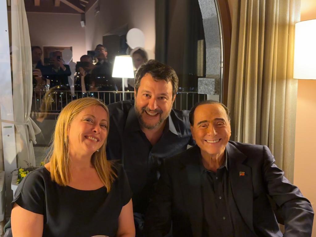 Karaoke Salvini-Meloni, è polemica: "Festa sì e omaggio a morti Cutro no, vergogna"