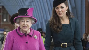 Kate dalla regina Elisabetta 'solo dopo l'anello di fidanzamento': declinò invito storico